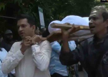 A street drama in front of the Ministry of Health! The name is ‘Dead Keheliya’! VIDEO I Sri Lanka Latest News