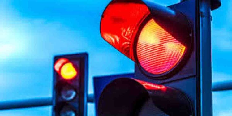 Punishment awaits those who defy traffic rules by cutting lines in the absence of police or disregarding colour light signals! Starting Monday, fines will be issued and delivered to your doorstep I Sri Lanka Latest News