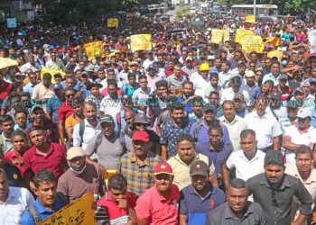 5000 electrical workers take to the streets despite the threats of the minister to suspend work! VIDEO I Sri Lanka Latest News