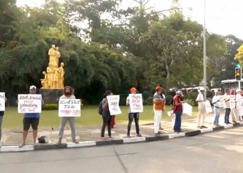 When the online bill was to be debated in the parliament, the civil organizations protested in the parliamentary circle! VIDEO I Sri Lanka Latest News