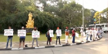 When the online bill was to be debated in the parliament, the civil organizations protested in the parliamentary circle! VIDEO I Sri Lanka Latest News