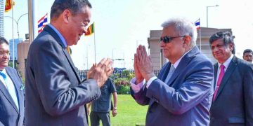 Ranil welcomes Thai Prime Minister in traditional Sri Lankan style wishing ‘Ayubowan’! PHOTOS I Sri Lanka Latest News