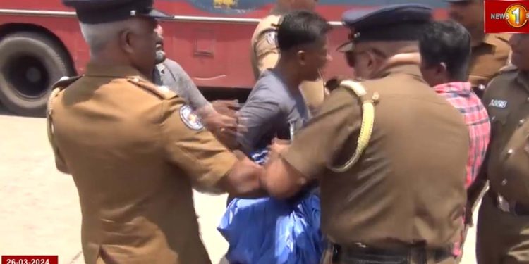 Kalutara Protests Escalate Over Rising Cost of Living: Clash Between Police and Demonstrators Ignited by Tent Dispute! Video – Sri LankaLatest News