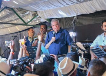 Ranil sings ‘biwwaneda wadakahasudiya’ at Royal Thomian big match with his school mates!