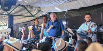 Ranil sings ‘biwwaneda wadakahasudiya’ at Royal Thomian big match with his school mates!