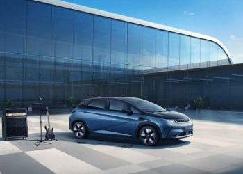Powering the Future: Innovations Driving the Electric Vehicle Revolution