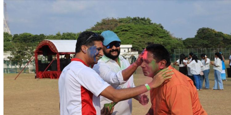 Young Sri Lankans revel in celebration of Holi