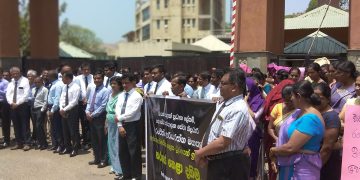 State officials took to the streets against the dismissal of the North-West Provincial Secretary! I Sri Lanka Latest News