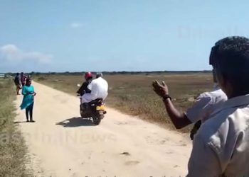 A minister is booed and chased away! The minister who came in the van gets on the bike and runs away! VIDEO I Sri Lanka Latest News