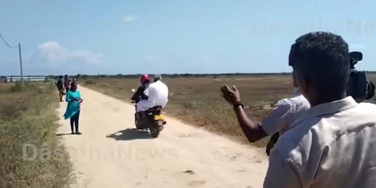 A minister is booed and chased away! The minister who came in the van gets on the bike and runs away! VIDEO I Sri Lanka Latest News