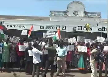 A protest held yesterday (19) to demand an increase of plantation workers’ wages to Rs 1700  organized in front of the Colombo Fort railway station (Sri Lanka Latest News)