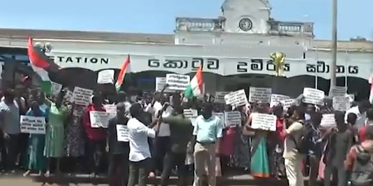 A protest held yesterday (19) to demand an increase of plantation workers’ wages to Rs 1700  organized in front of the Colombo Fort railway station (Sri Lanka Latest News)