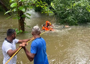 Navy Rescues Family of Three Trapped by Flooding in Mundalama
