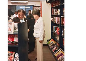 Japan’s Foreign Minister visits Vijitha Yapa Bookshop