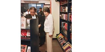 Japan’s Foreign Minister visits Vijitha Yapa Bookshop