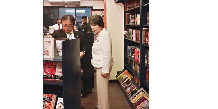 Japan’s Foreign Minister visits Vijitha Yapa Bookshop