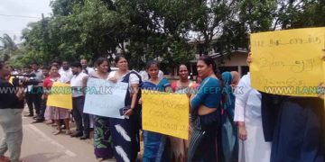 Divisional Secretariat Employees Stage Silent Protest Against Threats of MP Ali Sabri Rahim and Obstruction of Puttalam Divisional Secretary
