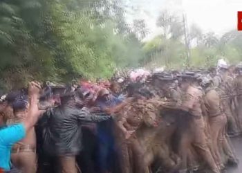 Residents Block Key Junction in Kandy to Protest Road Conditions; Disperse After Governor Promises Repairs via WhatsApp