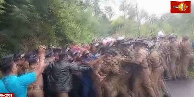 Residents Block Key Junction in Kandy to Protest Road Conditions; Disperse After Governor Promises Repairs via WhatsApp