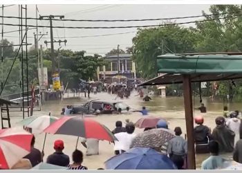 Local Youth Heroically Save Cab from Flood at Balummahara Junction Amidst Heavy Rainfall I Sri Lanka Latest News