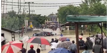 Local Youth Heroically Save Cab from Flood at Balummahara Junction Amidst Heavy Rainfall I Sri Lanka Latest News
