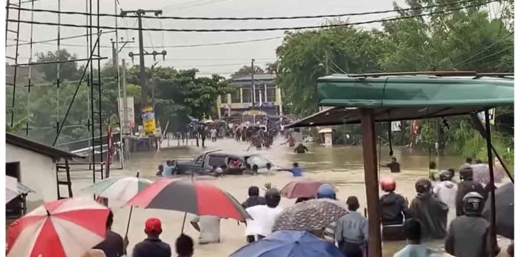Local Youth Heroically Save Cab from Flood at Balummahara Junction Amidst Heavy Rainfall I Sri Lanka Latest News