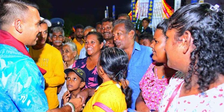 Warm Welcome for Namal in Ampara Pozon Region: Boys and Girls Take Selfies! VIDEO | Sri Lanka Latest News