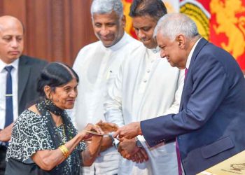Ranil distributes houses to low-income earners at the Presidential Secretariat! PHOTOS I Sri Lanka Latest News