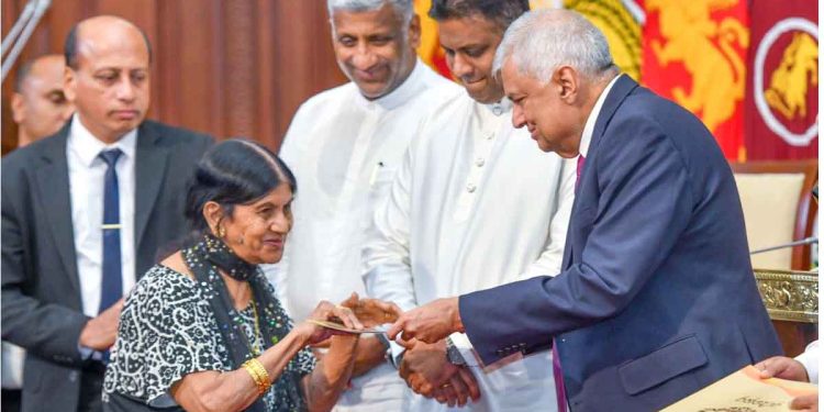 Ranil distributes houses to low-income earners at the Presidential Secretariat! PHOTOS I Sri Lanka Latest News