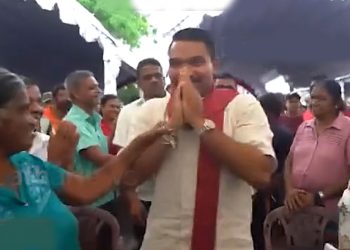 Namal Receives Warm Welcome from Women in Divulapitiya – Hugs and Kisses! VIDEO | Sri Lanka Latest News