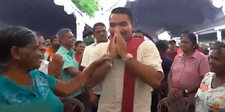 Namal Receives Warm Welcome from Women in Divulapitiya – Hugs and Kisses! VIDEO | Sri Lanka Latest News