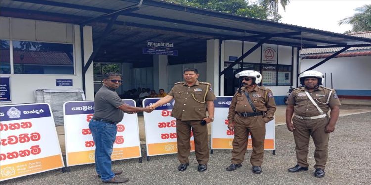 Siyapatha Finance PLC  Donates Sign Boards to Police for ‘Devinuwara Esala Perahera’
