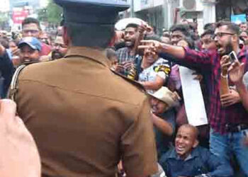 Police Identify Suspect in Stabbing of Officers During Isurupaya Education Ministry Protest