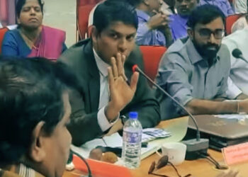 MP Ramanathan Archuna Engages in Heated Altercation with Police Over Traffic Obstruction in Rambewa