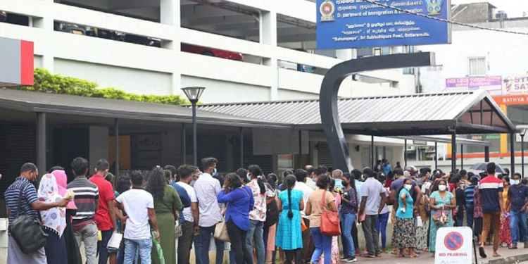 Long Queues Return to Battaramulla Immigration Department, Public Frustrated Over Delayed Services