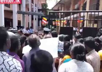 Tense Situation in Weeraketiya! Entire Village Surrounds Divisional Secretariat in Protest – VIDEO | Sri Lanka Latest News