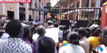 Tense Situation in Weeraketiya! Entire Village Surrounds Divisional Secretariat in Protest – VIDEO | Sri Lanka Latest News