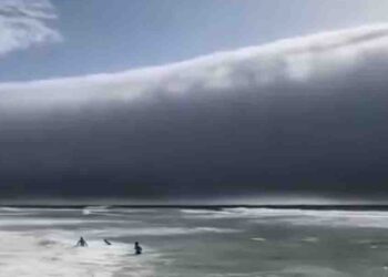 Rare ‘Roll Cloud’ Forms Over Portuguese Beach Amid Sudden Weather Shift