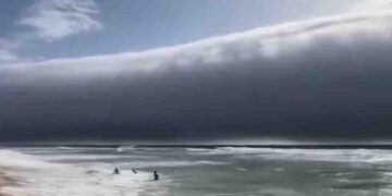 Rare ‘Roll Cloud’ Forms Over Portuguese Beach Amid Sudden Weather Shift