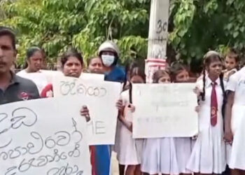 Parents and Students Protest Principal’s Transfer at Mahananneriya College