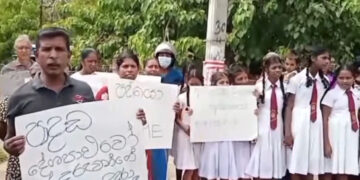 Parents and Students Protest Principal’s Transfer at Mahananneriya College