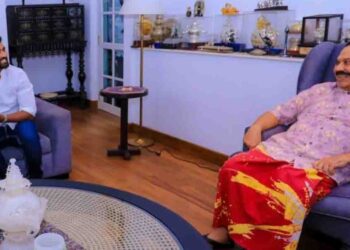 Thisara Perera Meets Former President Mahinda Rajapaksa at Wijerama Residence
