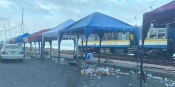 Marine Drive Covered in Garbage After Street Fair, Public Criticizes Colombo Municipal Council