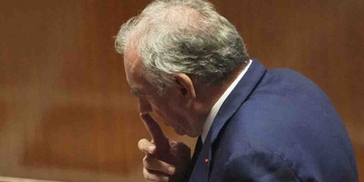 Defeated by a vote of no confidence! The French government collapses! | Sri Lanka Latest News