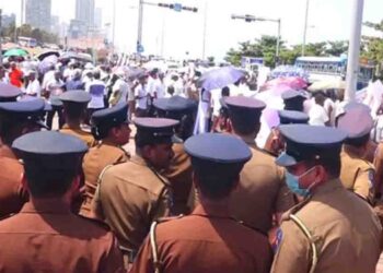 Protest by Retired Government Officials Blocks Lane Near Presidential Secretariat