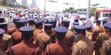 Protest by Retired Government Officials Blocks Lane Near Presidential Secretariat