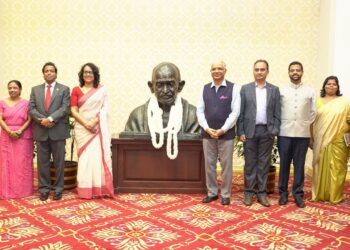 Indian High Commissioner Pays Tribute to Mahatma Gandhi at Temple Trees