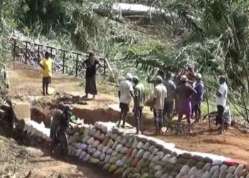 Dodampagala Villagers Rebuild Road After Hal Oya Overflow, Show Remarkable Community Spirit