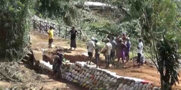 Dodampagala Villagers Rebuild Road After Hal Oya Overflow, Show Remarkable Community Spirit