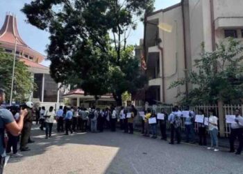 Protest at Aluthkade Court Against Attorney General’s Department Actions